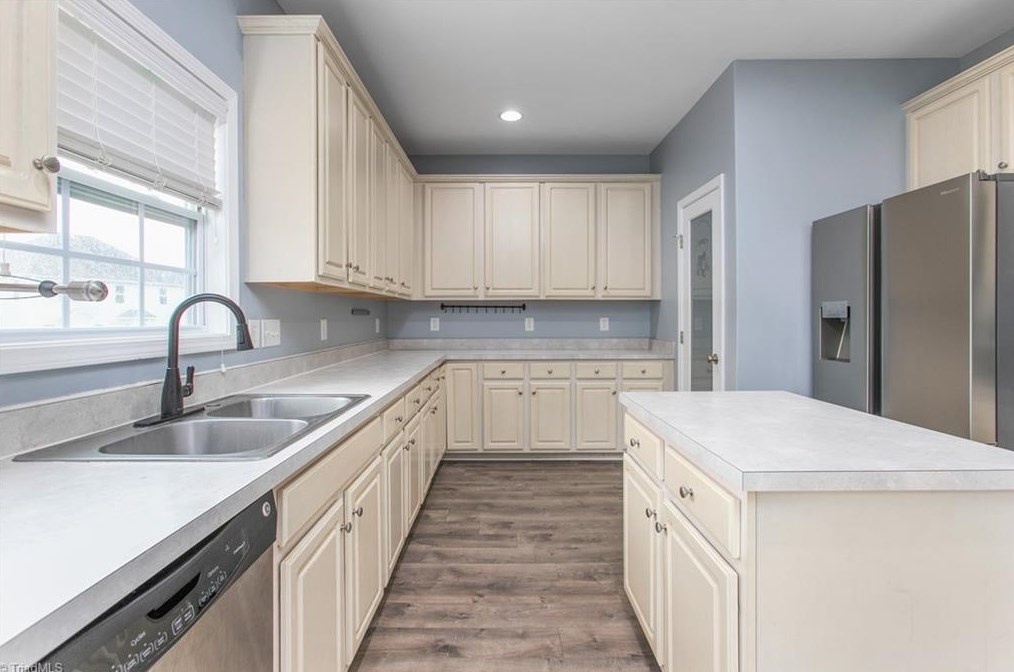 1904 Glenkirk Dr, Burlington NC  27215-9495 exterior