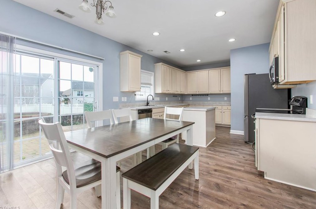 1904 Glenkirk Dr, Burlington NC  27215-9495 exterior