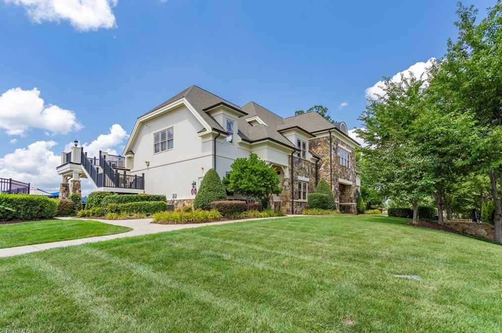 1904 Glenkirk Dr, Burlington NC  27215-9495 exterior