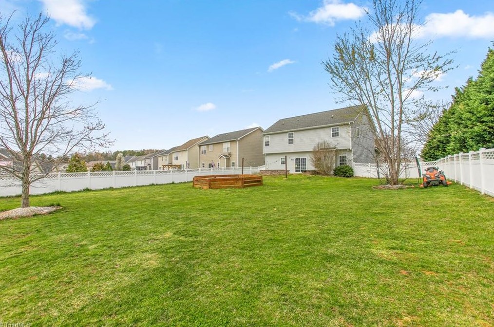 1904 Glenkirk Dr, Burlington NC  27215-9495 exterior