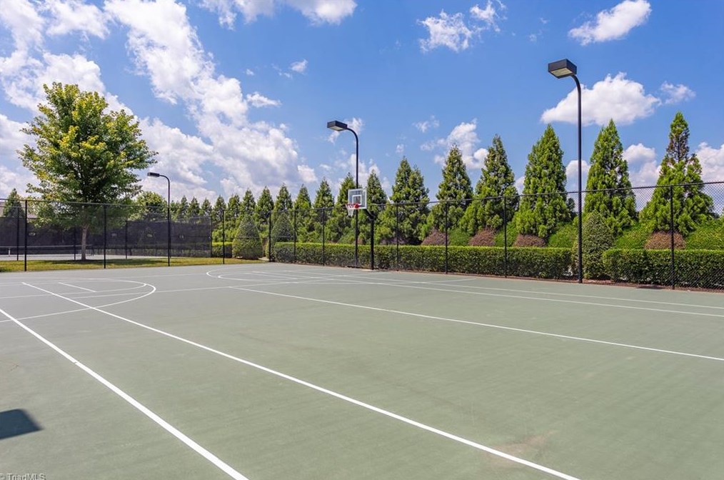 1904 Glenkirk Dr, Burlington NC  27215-9495 exterior