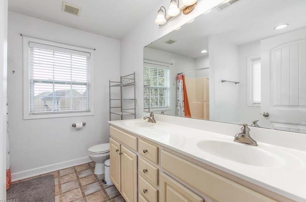 1904 Glenkirk Dr, Burlington NC  27215-9495 exterior