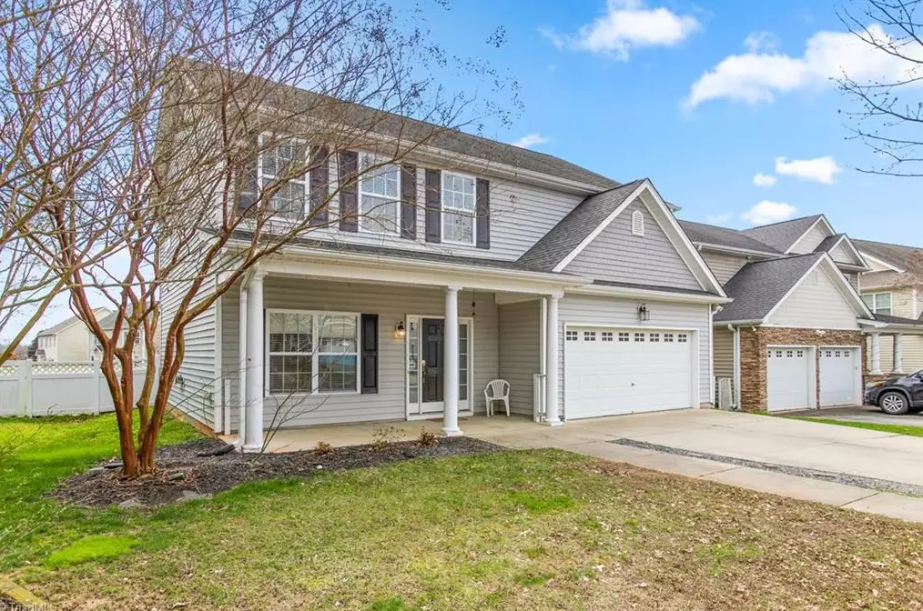 1904 Glenkirk Dr, Burlington NC  27215-9495 exterior