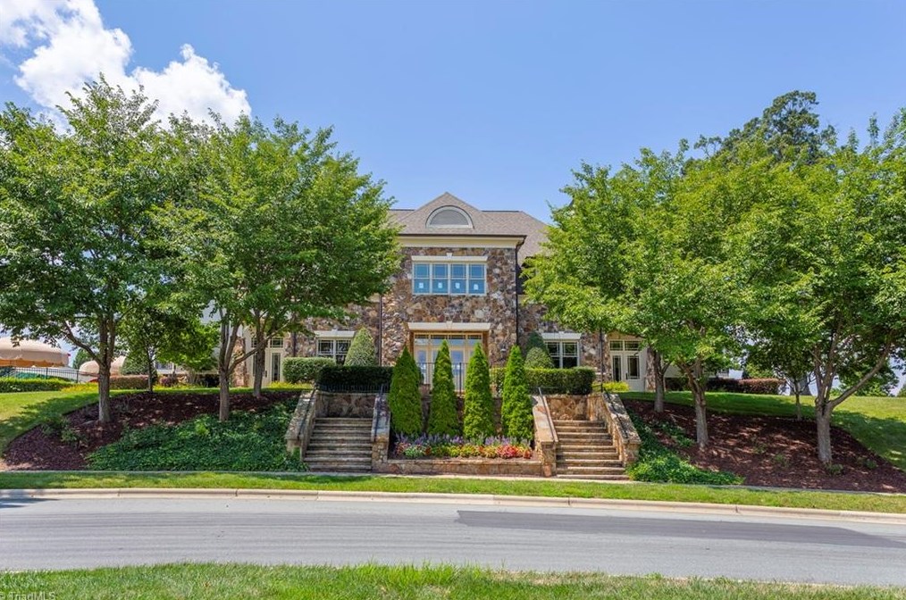 1904 Glenkirk Dr, Burlington NC  27215-9495 exterior