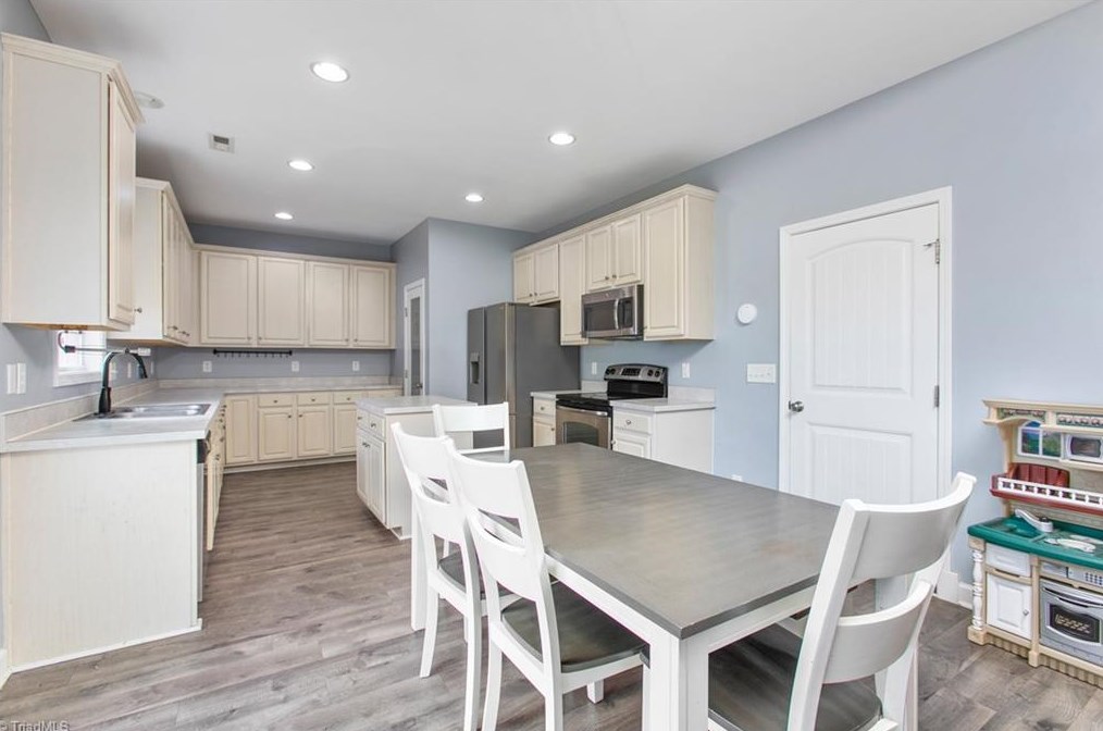 1904 Glenkirk Dr, Burlington NC  27215-9495 exterior