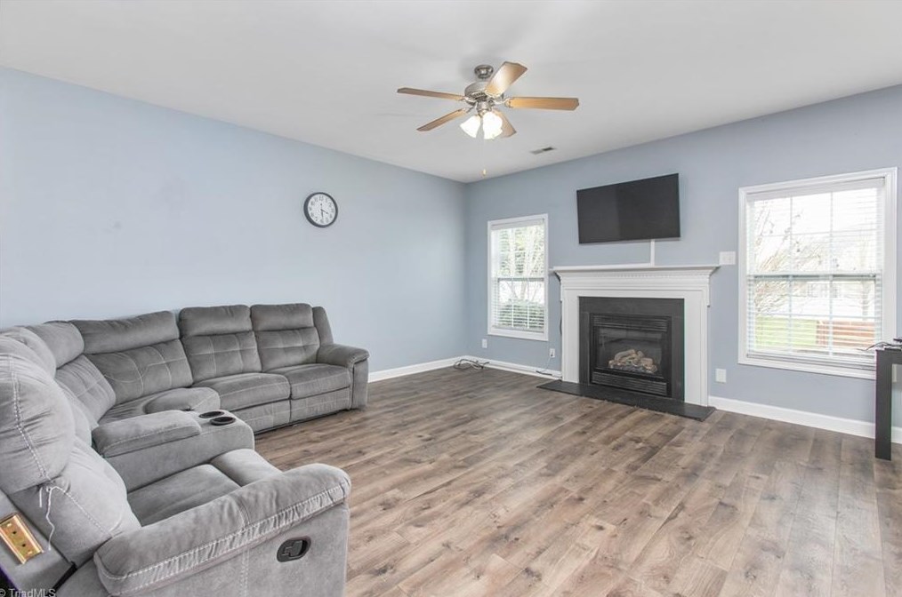 1904 Glenkirk Dr, Burlington NC  27215-9495 exterior