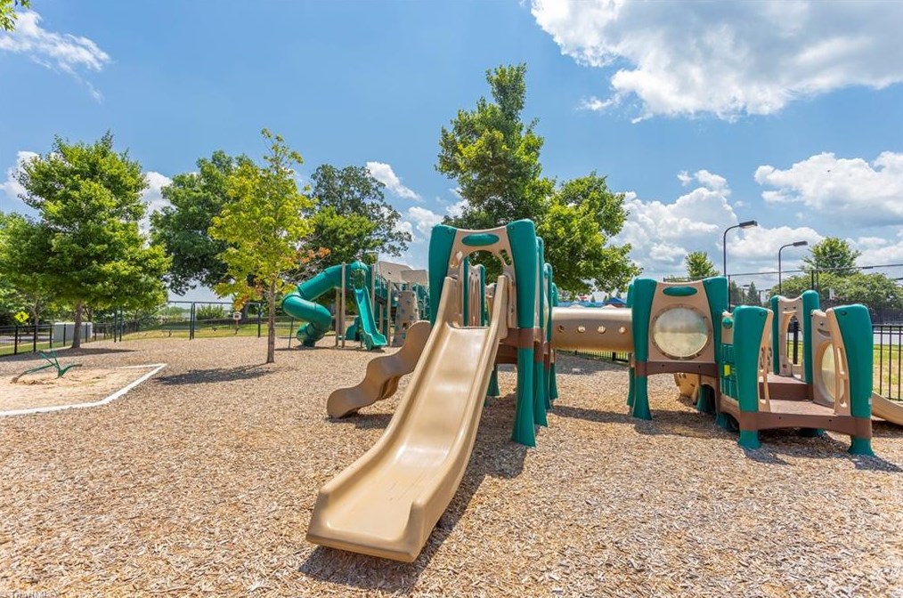 1904 Glenkirk Dr, Burlington NC  27215-9495 exterior