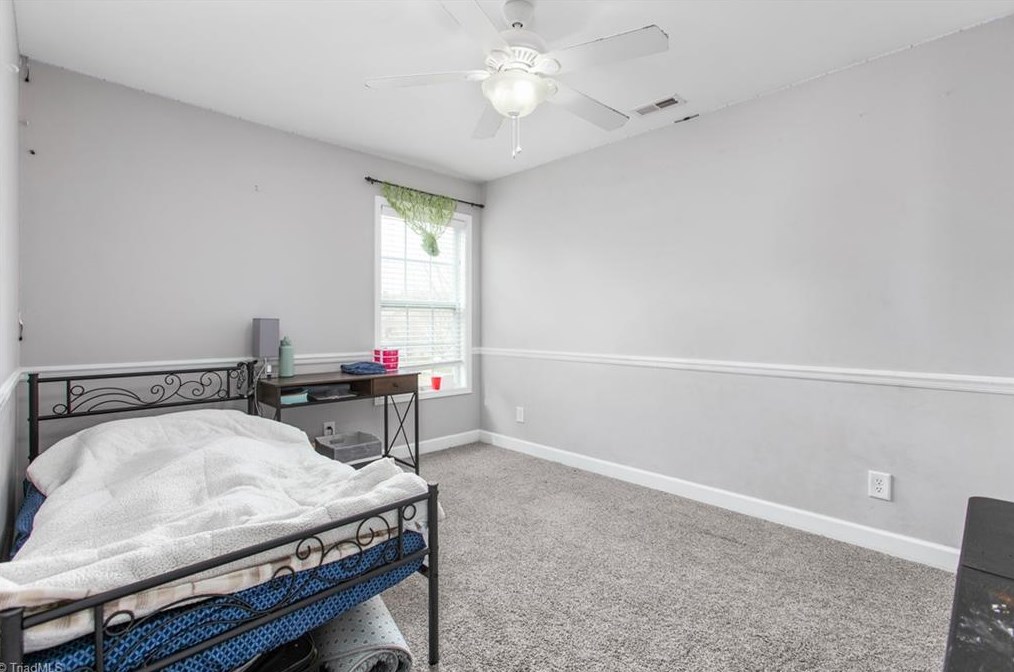 1904 Glenkirk Dr, Burlington NC  27215-9495 exterior