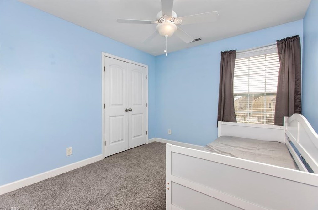 1904 Glenkirk Dr, Burlington NC  27215-9495 exterior