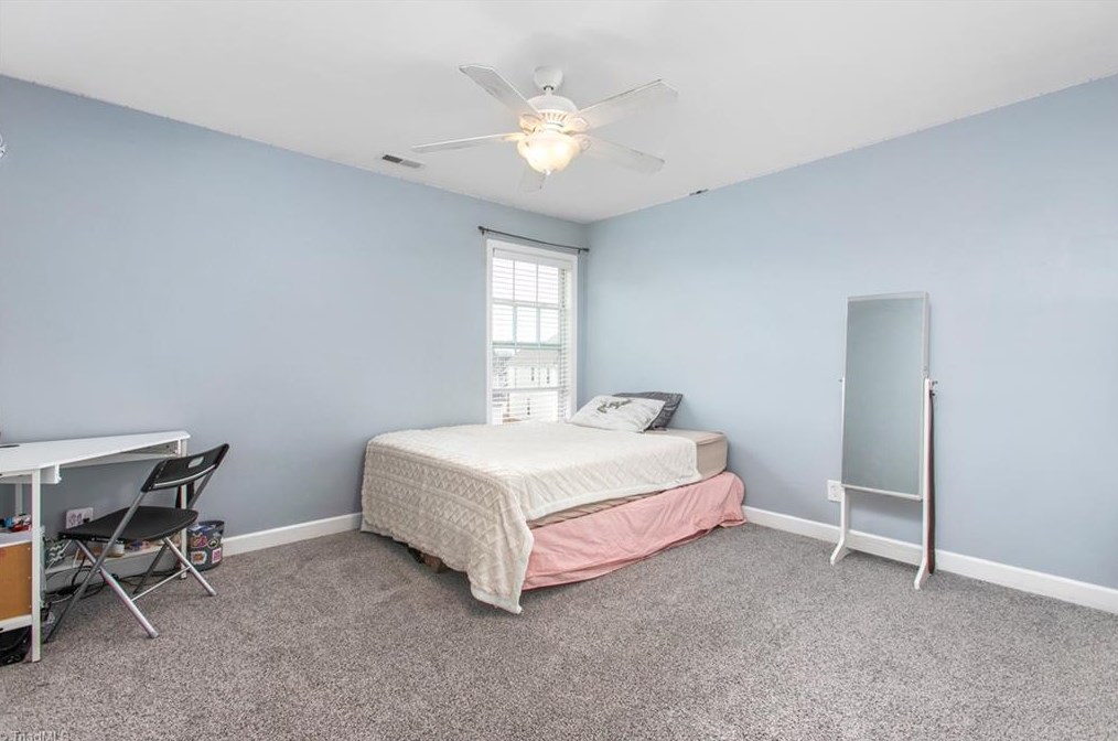 1904 Glenkirk Dr, Burlington NC  27215-9495 exterior