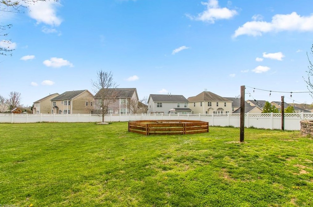 1904 Glenkirk Dr, Burlington NC  27215-9495 exterior