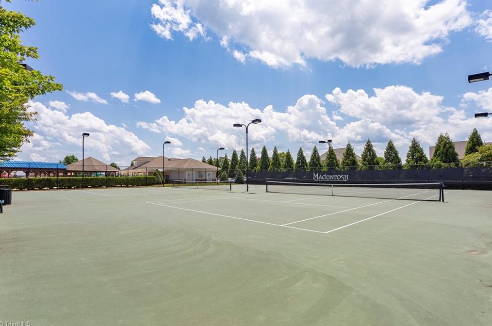 1904 Glenkirk Dr, Burlington NC  27215-9495 exterior