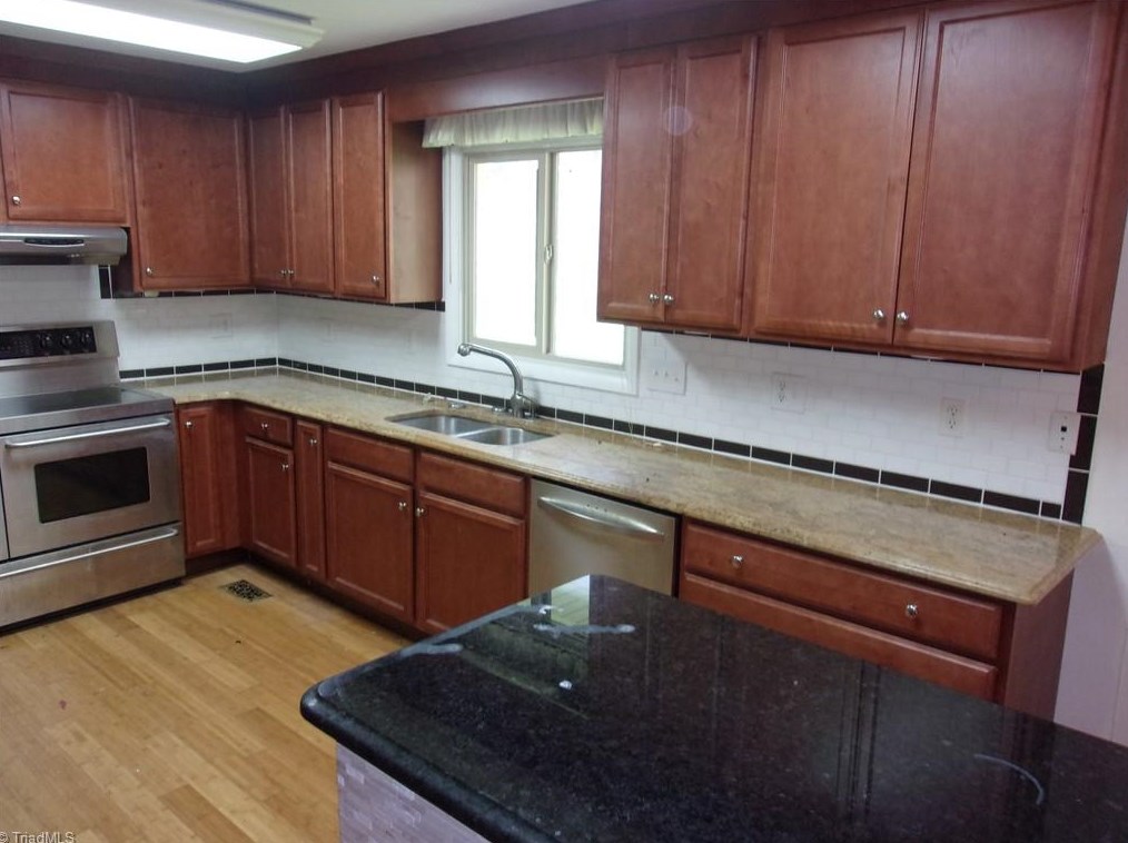 304 Pineridge Dr, High Point NC  27262-8207 exterior