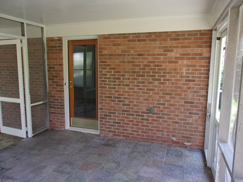 304 Pineridge Dr, High Point NC  27262-8207 exterior