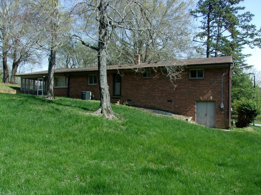 304 Pineridge Dr, High Point NC  27262-8207 exterior