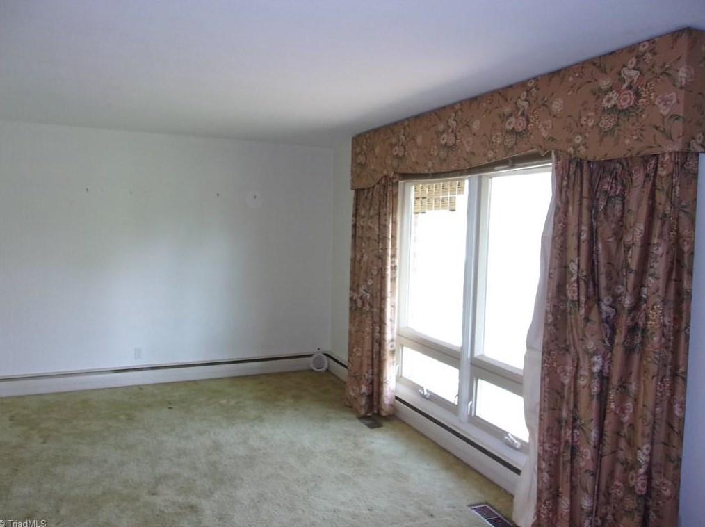 304 Pineridge Dr, High Point NC  27262-8207 exterior