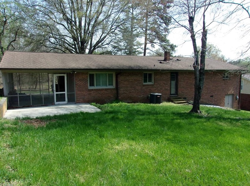 304 Pineridge Dr, High Point NC  27262-8207 exterior