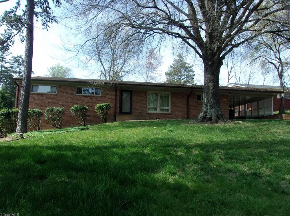 304 Pineridge Dr, High Point NC  27262-8207 exterior