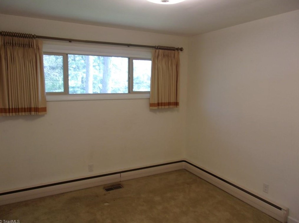 304 Pineridge Dr, High Point NC  27262-8207 exterior