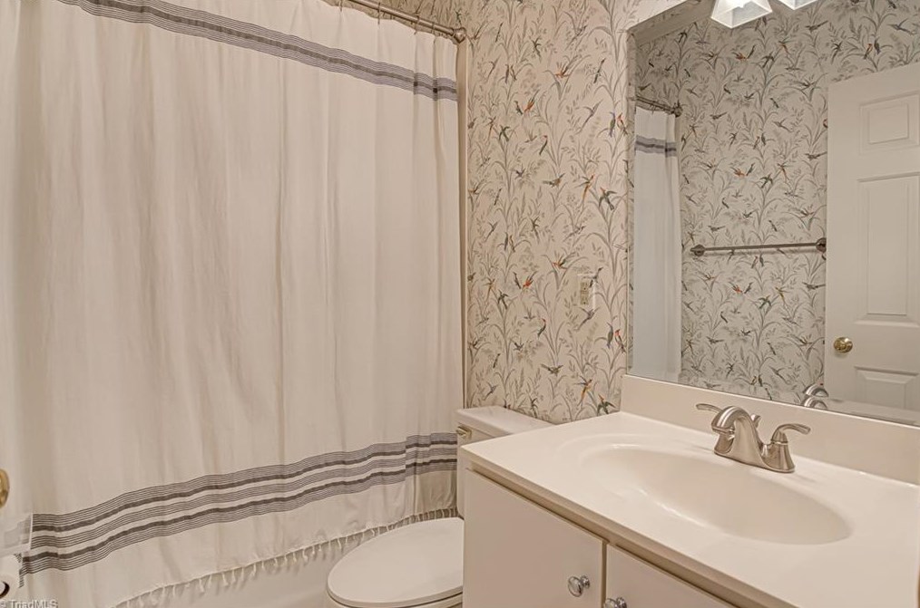 1204 Kent Place Ln, Winston Salem NC  27104-1140 exterior