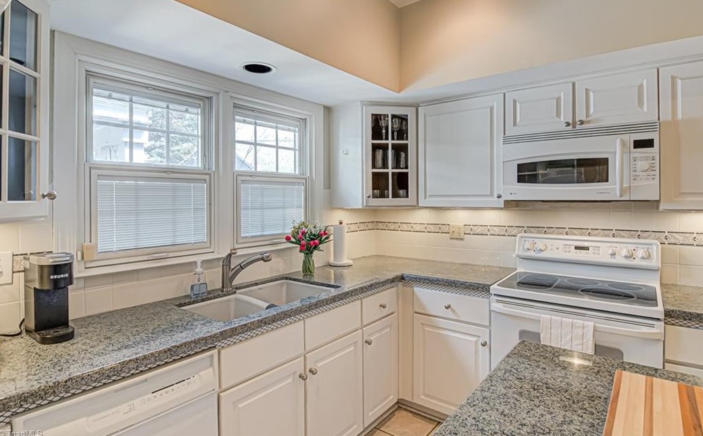 1204 Kent Place Ln, Winston Salem NC  27104-1140 exterior