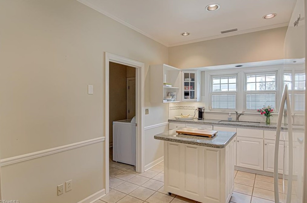 1204 Kent Place Ln, Winston Salem NC  27104-1140 exterior