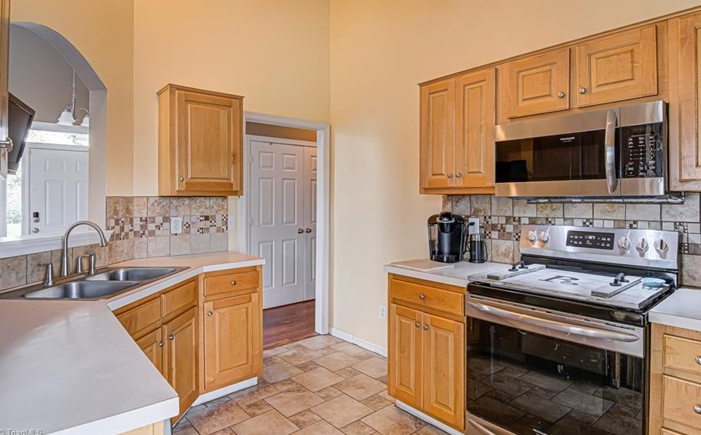 5420 Bradburn Dr, Mcleansville NC  27301-9252 exterior