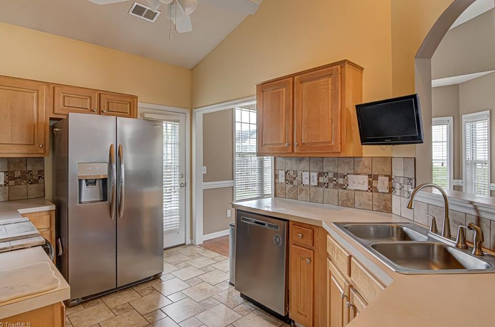 5420 Bradburn Dr, Mcleansville NC  27301-9252 exterior