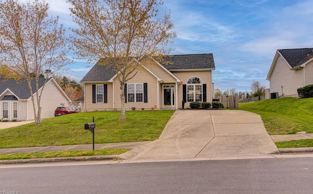 5420 Bradburn Dr, Mcleansville NC  27301-9252 exterior