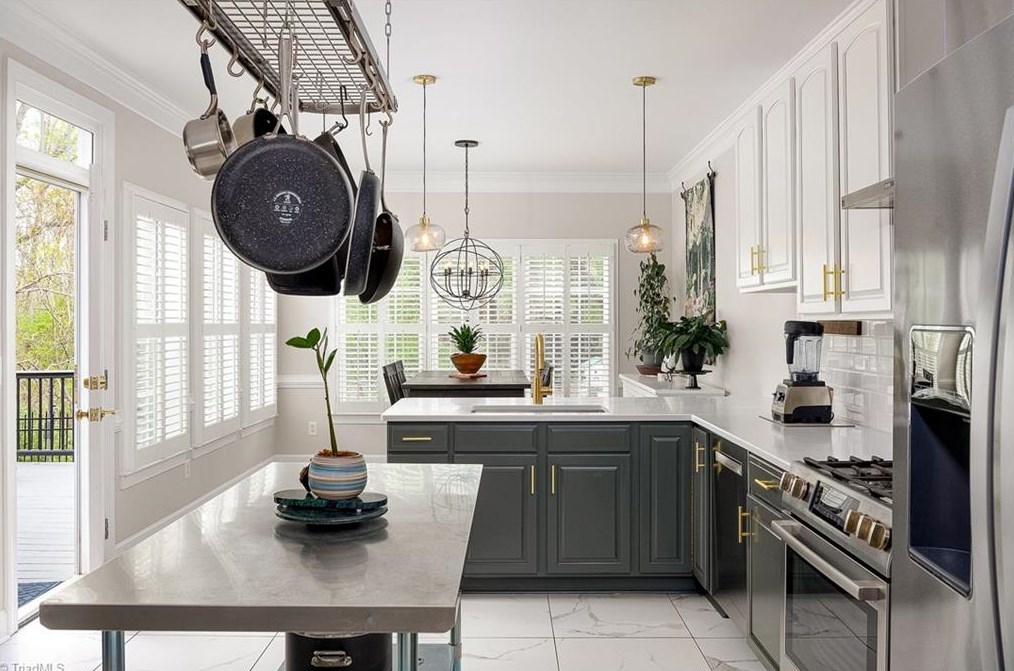 2 Bluff Ridge Ct, Greensboro NC  27455-2298 exterior