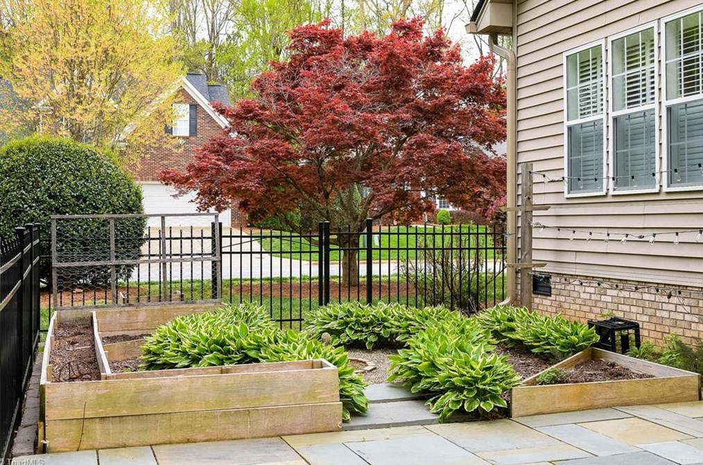 2 Bluff Ridge Ct, Greensboro NC  27455-2298 exterior