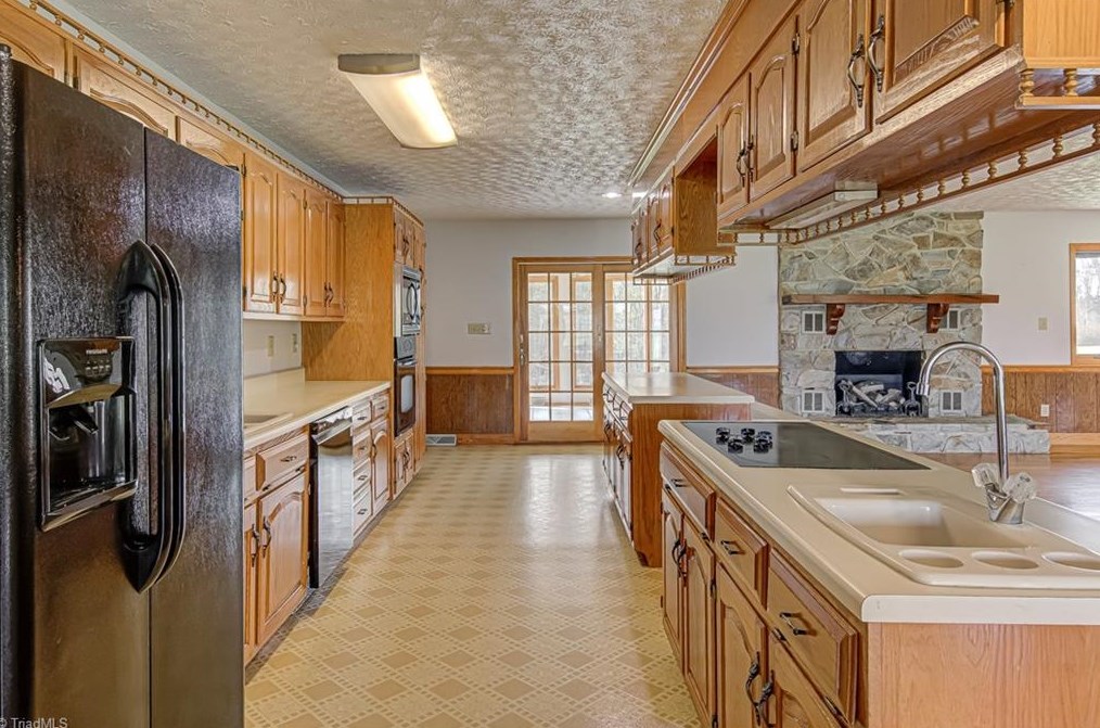 1604 Teague Ln, Kernersville NC  27284-7523 exterior