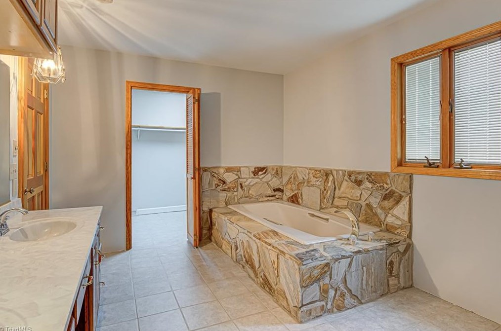 1604 Teague Ln, Kernersville NC  27284-7523 exterior