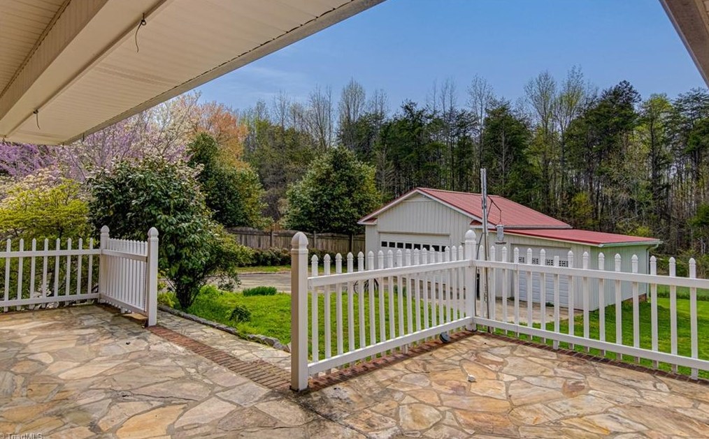 1604 Teague Ln, Kernersville NC  27284-7523 exterior