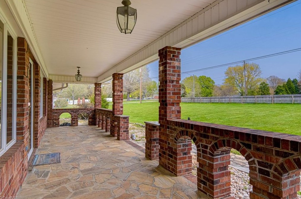 1604 Teague Ln, Kernersville NC  27284-7523 exterior