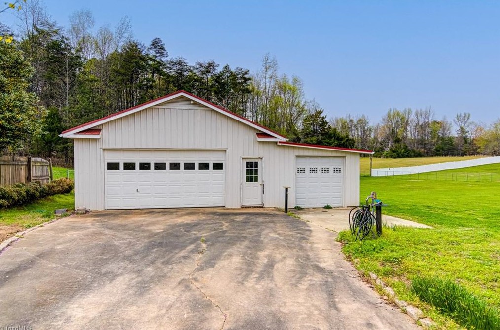 1604 Teague Ln, Kernersville NC  27284-7523 exterior