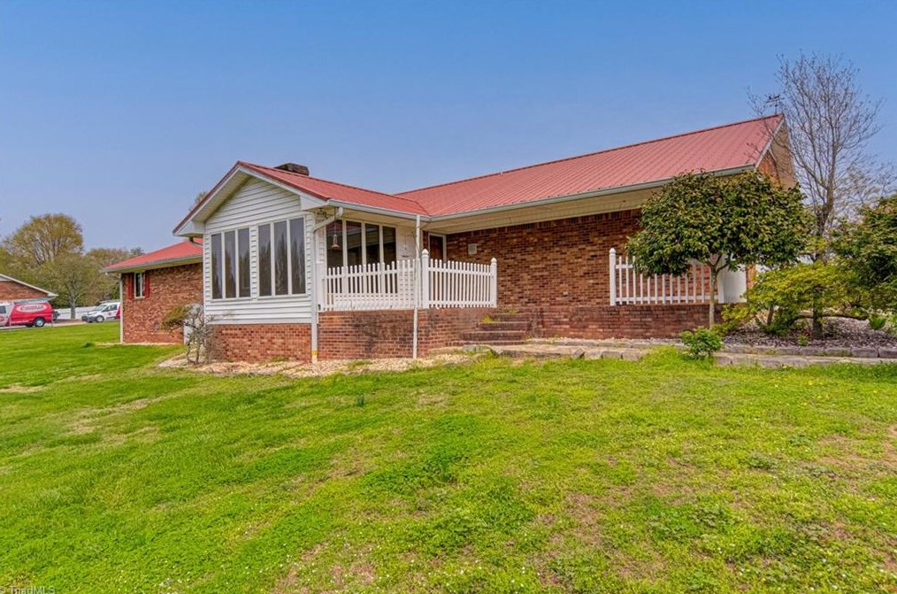 1604 Teague Ln, Kernersville NC  27284-7523 exterior