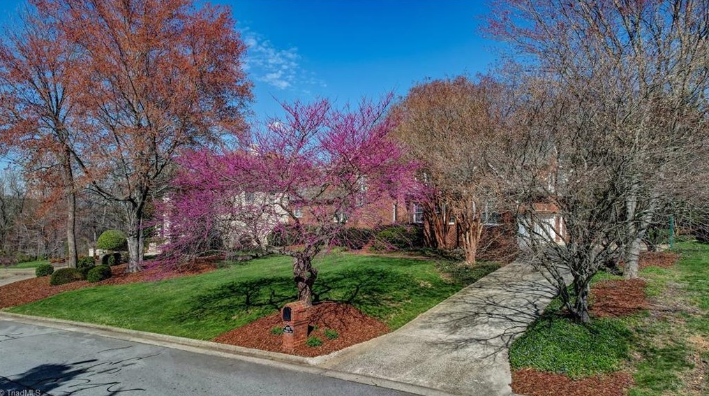 2002 Rockglen Ln, Greensboro NC  27410-2169 exterior