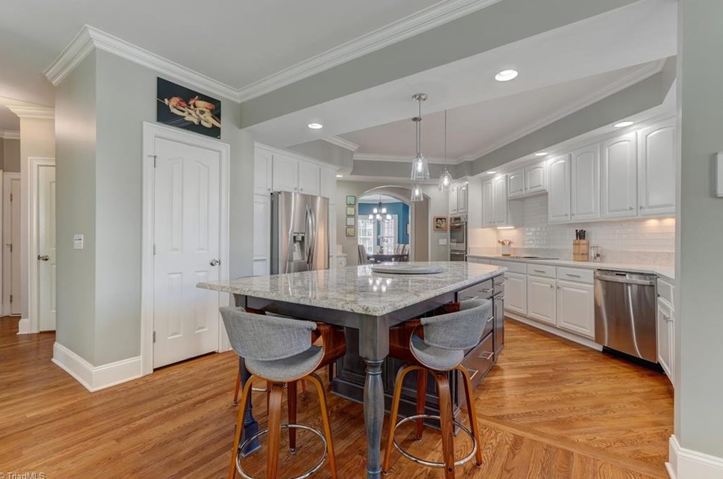 2002 Rockglen Ln, Greensboro NC  27410-2169 exterior