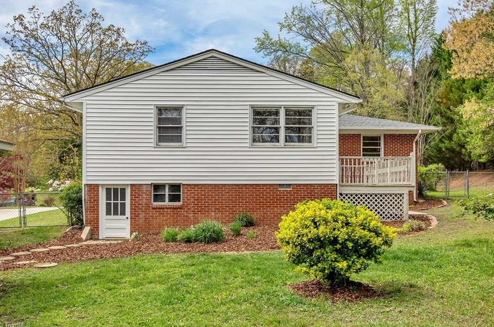 3102 Shamrock Dr, Greensboro NC  27408-3011 exterior