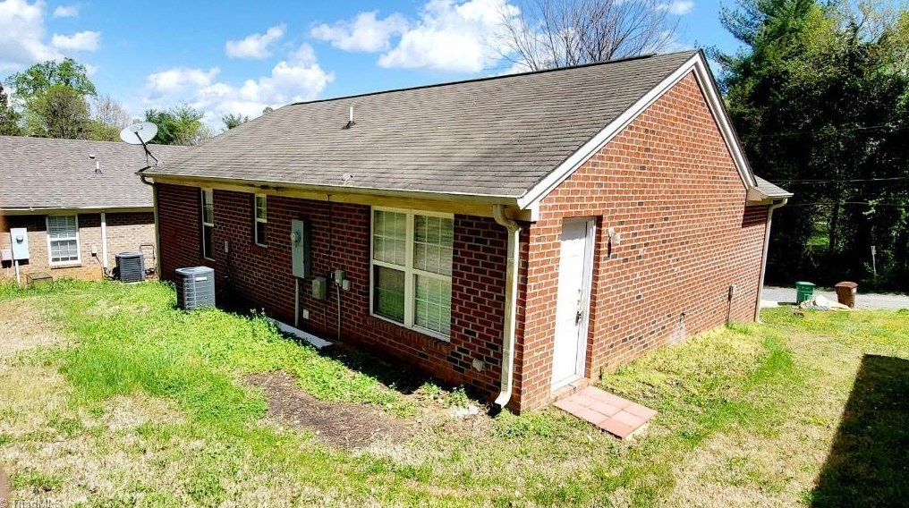 1011 Manor Dr, High Point NC  27260-2501 exterior