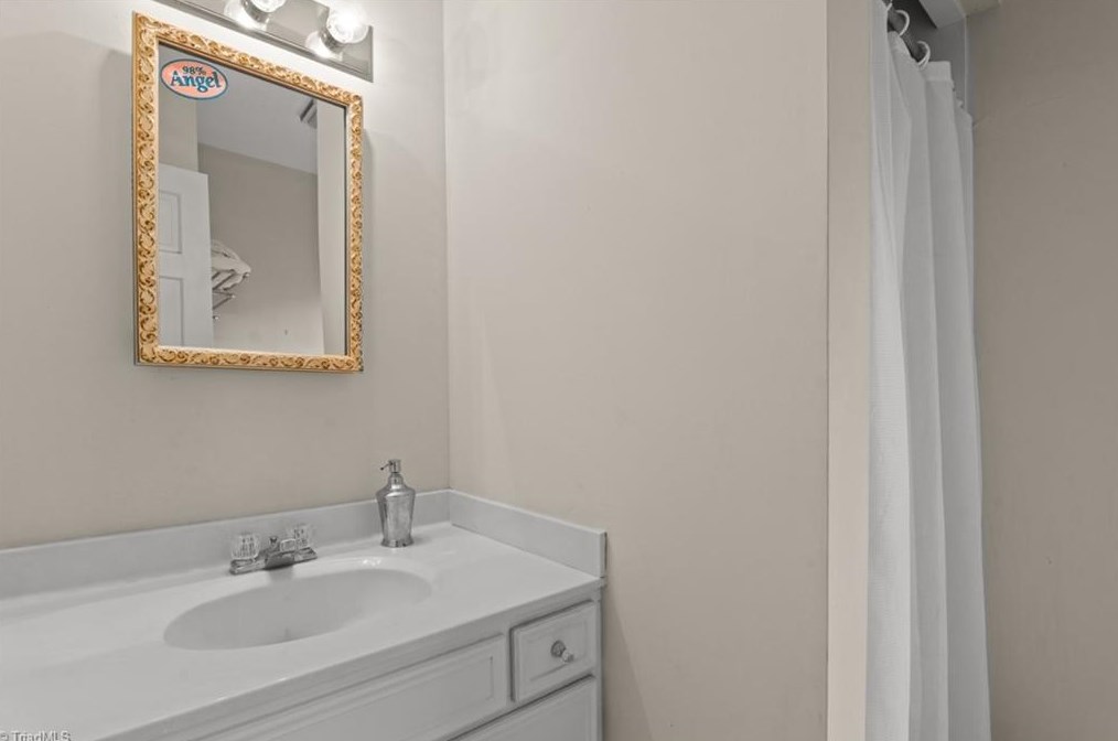 3239 Vly Rd, Winston Salem NC  27106-2529 exterior