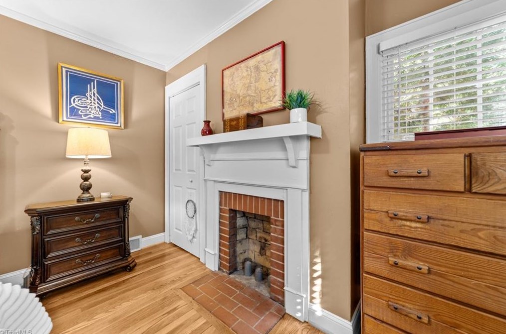 5010 Friendly Ave, Greensboro NC  27410-4336 exterior