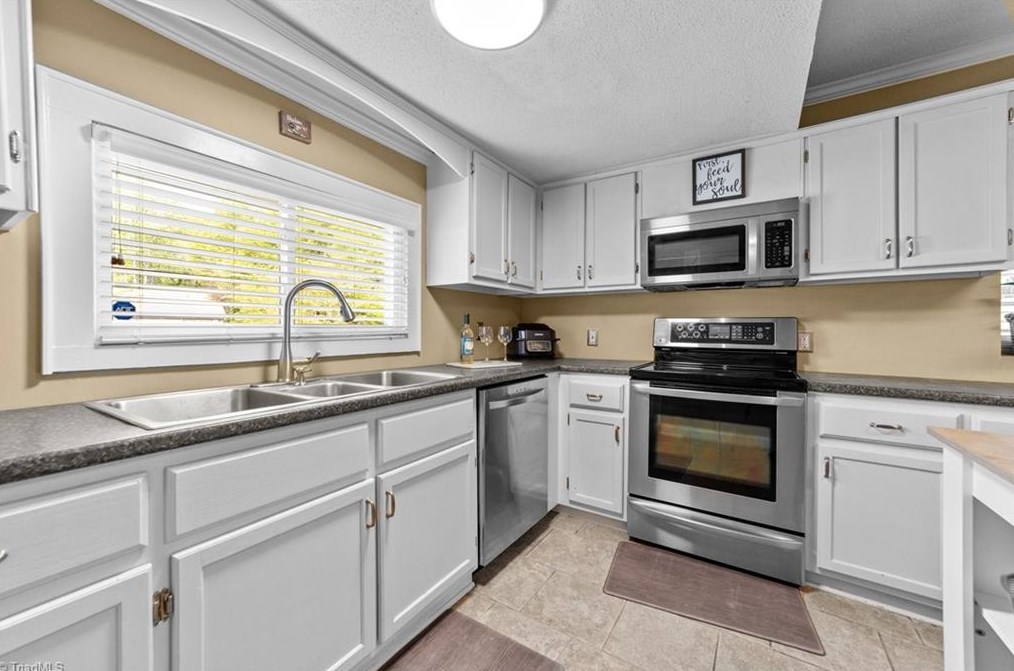 5010 Friendly Ave, Greensboro NC  27410-4336 exterior