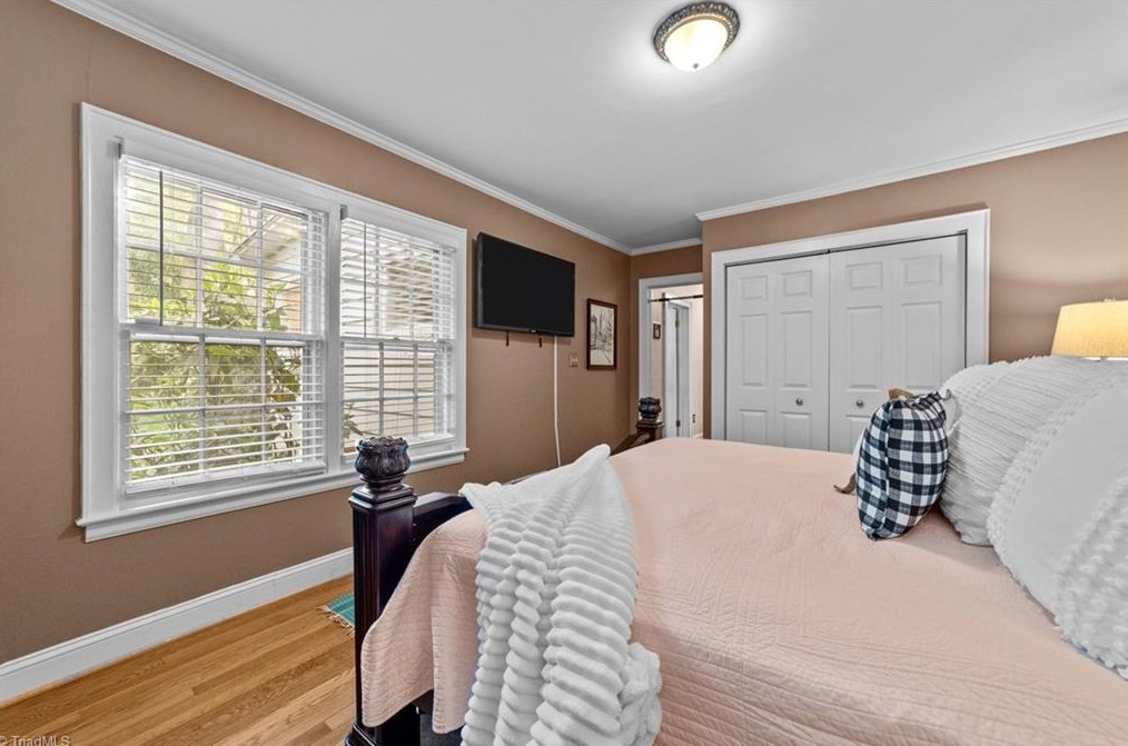 5010 Friendly Ave, Greensboro NC  27410-4336 exterior