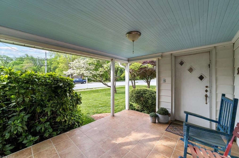 5010 Friendly Ave, Greensboro NC  27410-4336 exterior