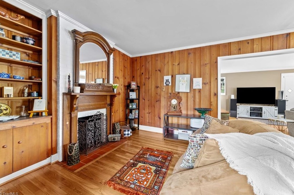 5010 Friendly Ave, Greensboro NC  27410-4336 exterior