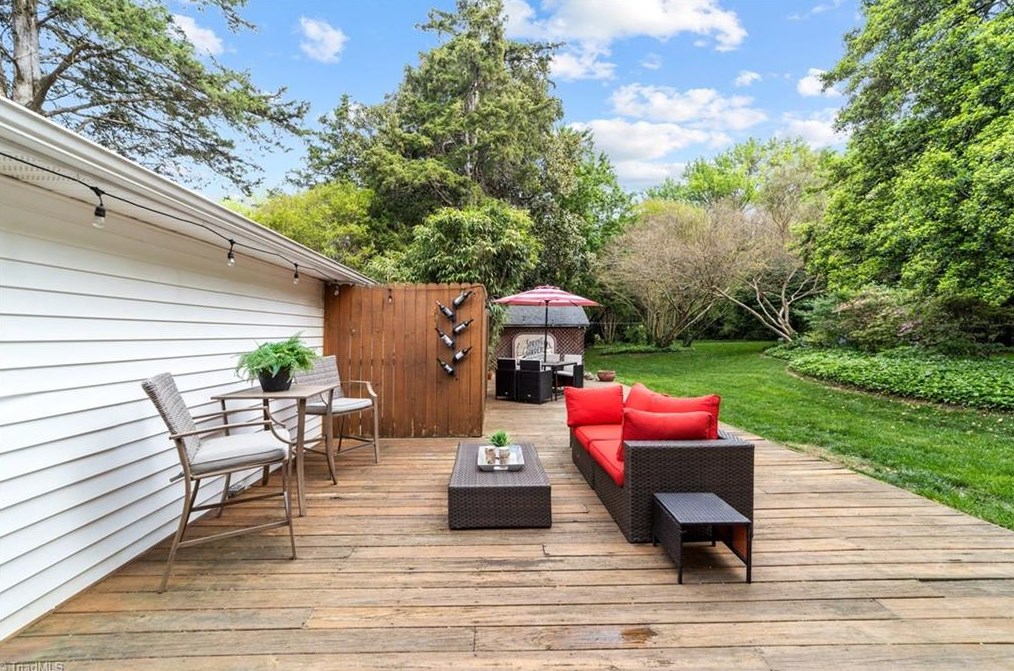 5010 Friendly Ave, Greensboro NC  27410-4336 exterior