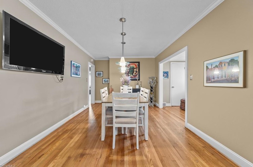 5010 Friendly Ave, Greensboro NC  27410-4336 exterior