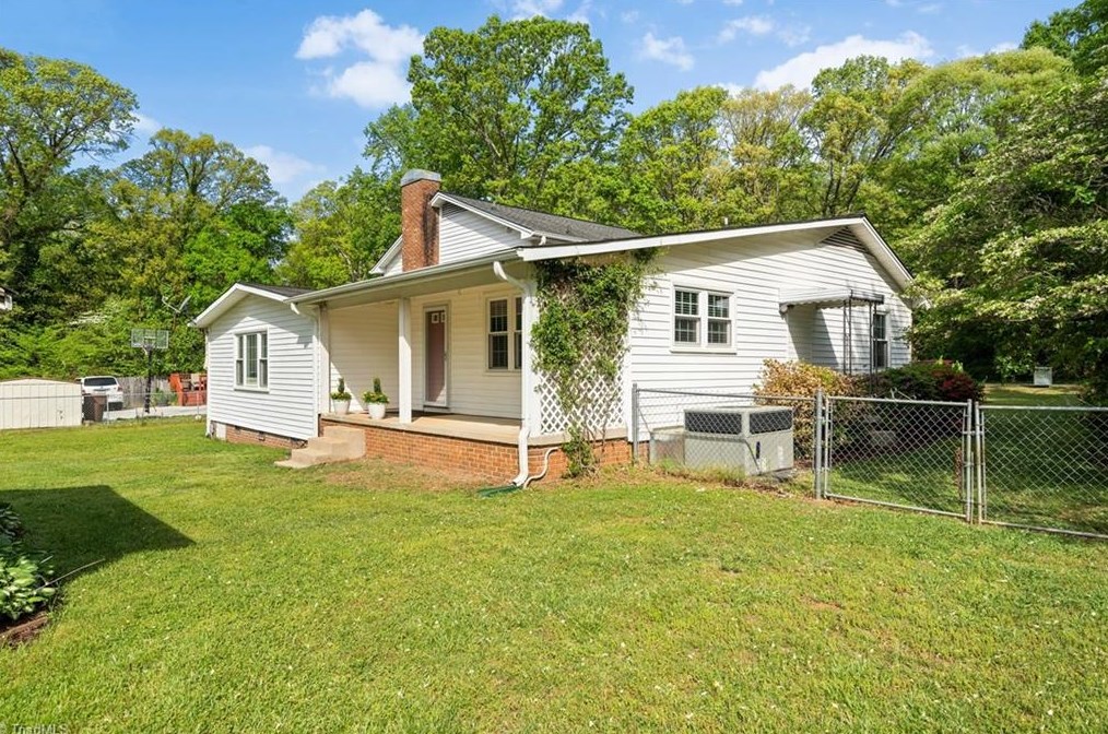 5603 Virgilwood Dr, Greensboro NC  27409-2227 exterior